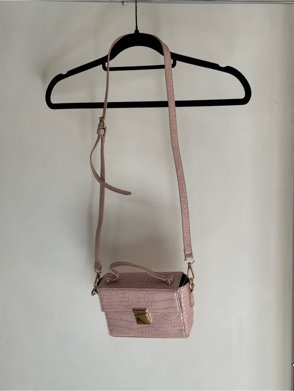 Fashion Nova Pink Croc-Embossed Crossbody with Gold Hardware